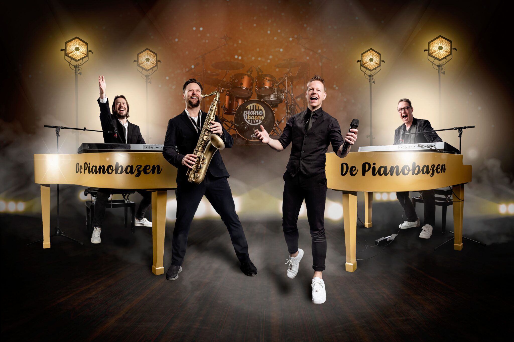 Pianobazen spelen nieuwe theatershow in Raalte